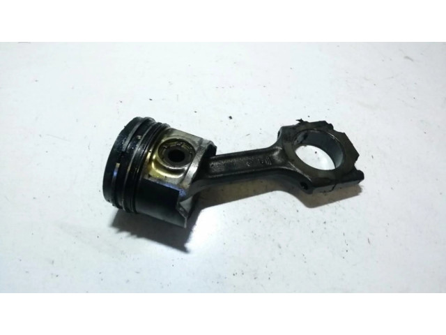 Píst    Alfa Romeo 156  pro naftový motor 2.4  