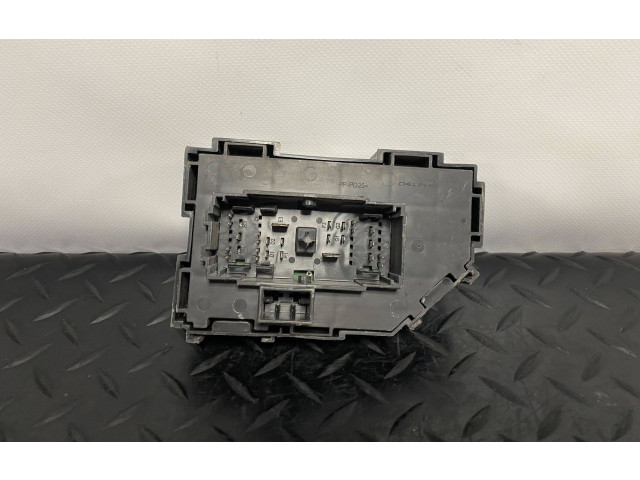   Pojistková skříňka 20828606   Chevrolet Suburban 2010