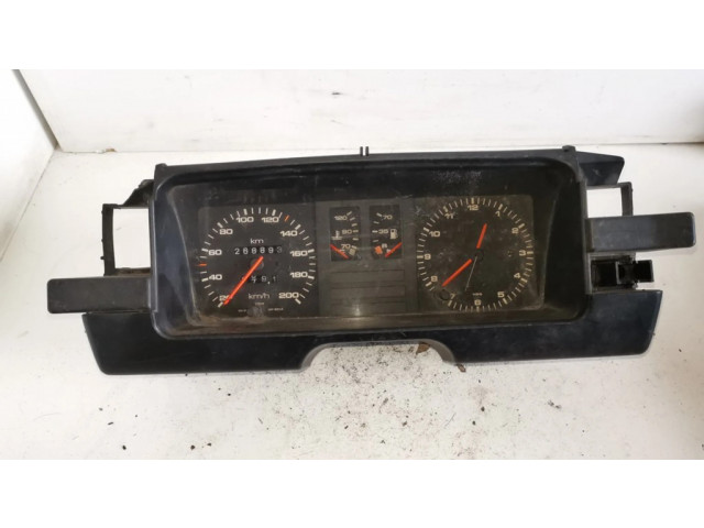 Панель приборов 81117434, 88471066   Audi 80 90 B2       