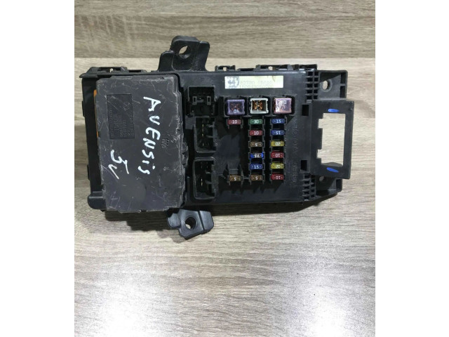   Pojistková skříňka 8273005010, 8264105011   Toyota Avensis T220 1997