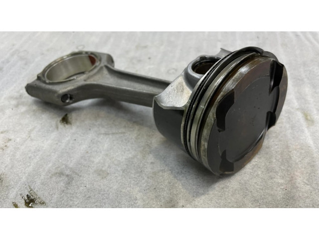  Поршень с шатуном  8654480  BMW 2 F46 для бензинового двигателя 1.5