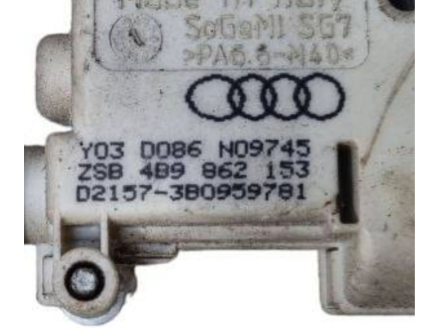 Vstřikovací lišta 4B9862153   Audi A6 S6 C5 4B    BDG 
