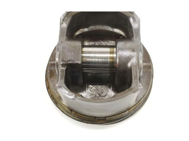 Píst 11257512526   BMW 5 E39  pro benzínový motor 2.5  