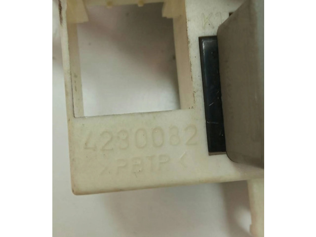 Блок предохранителей  4230082   Saab 9-5    