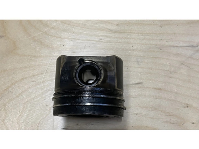 Píst 7812567, 781256702   Mini Cooper Hatch Hardtop  pro naftový motor 1.6  