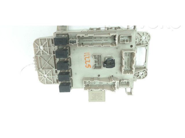 Pojistková skříňka Řídící jednotka BSM 8273142010   Toyota RAV 4 (XA10) 2002