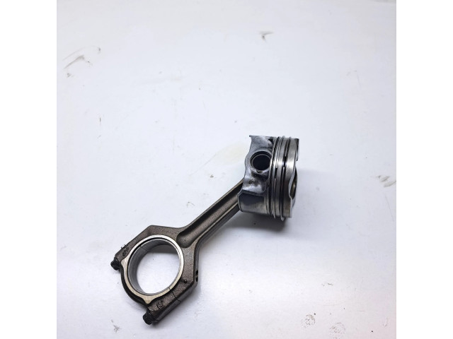 Píst 7584125, 7576087   BMW 5 F10 F11  pro benzínový motor 3.5  