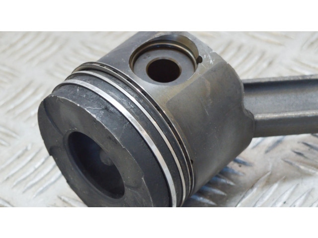 Píst    BMW 5 E39  pro naftový motor 2.5 M57 D25 (256D1) 