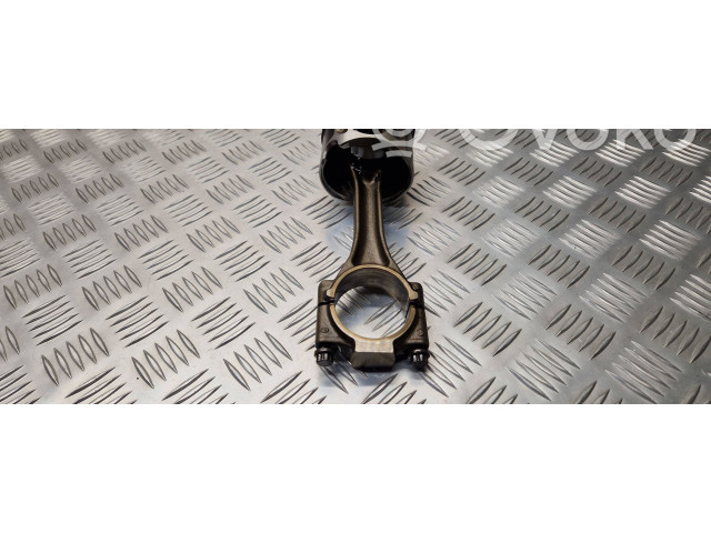 Píst    Audi A4 S4 B5 8D     