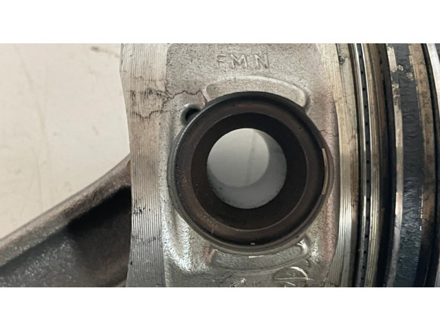 Píst 7803033, 7807345   BMW 3 E92 E93  pro naftový motor 2.0  