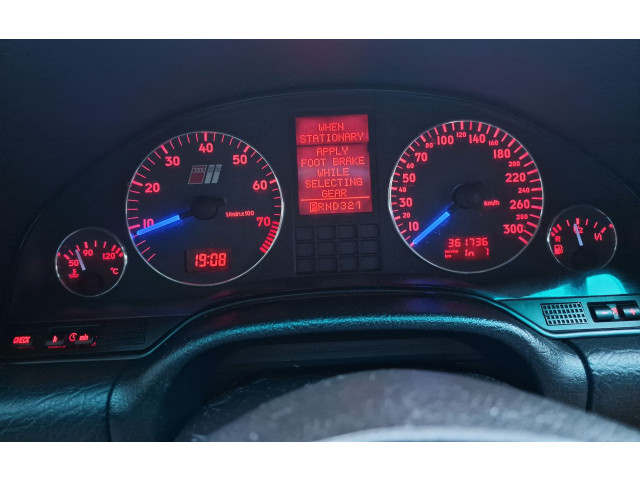 Поршень Спидометр (приборный щиток)  81117764  Audi A8 S8 D2 4D  