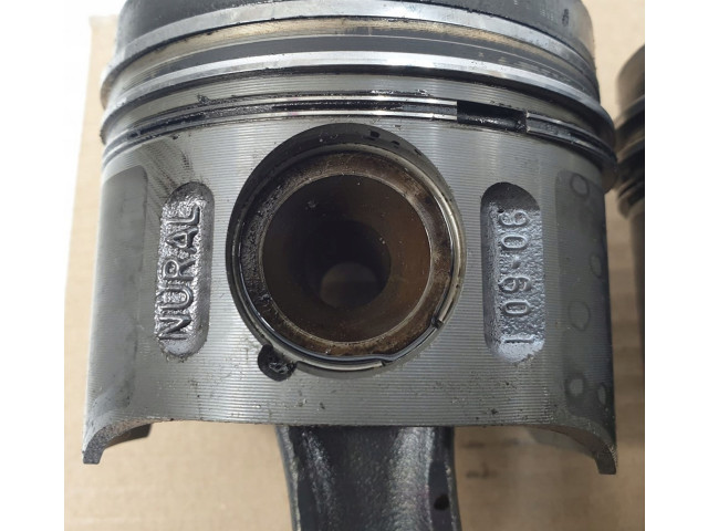 Píst 646963   Mercedes-Benz C W203  pro naftový motor 2.2  