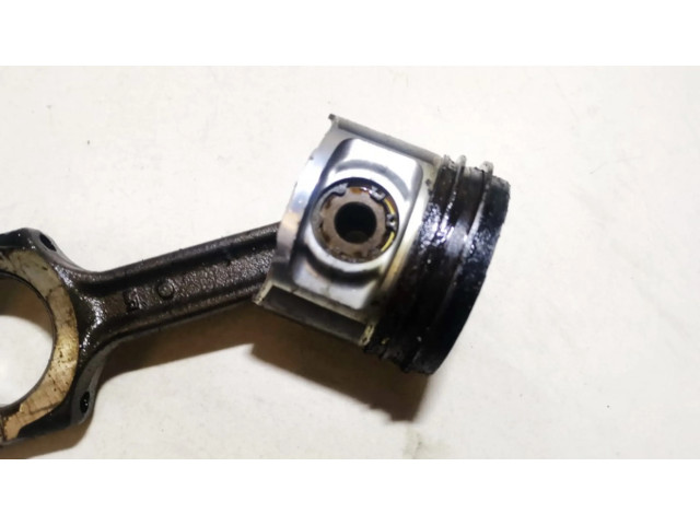 Píst    Alfa Romeo 166  pro naftový motor 2.4  