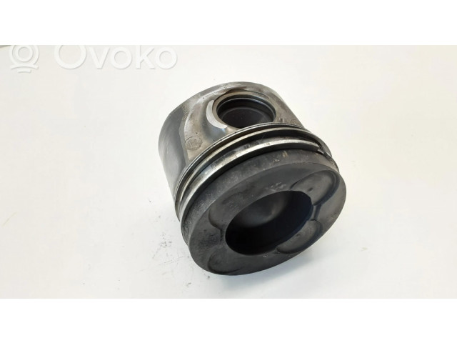 Píst    BMW 3 E90 E91  pro naftový motor 3.0  