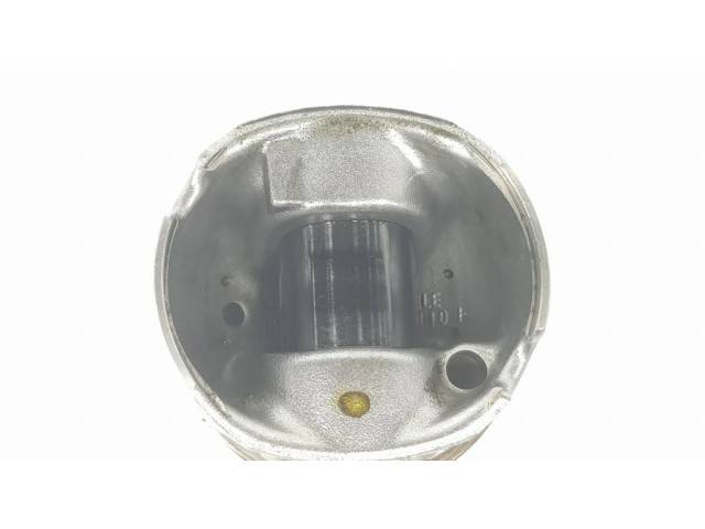 Píst 11257812585, 7812585   BMW 4 F36 Gran coupe  pro naftový motor   