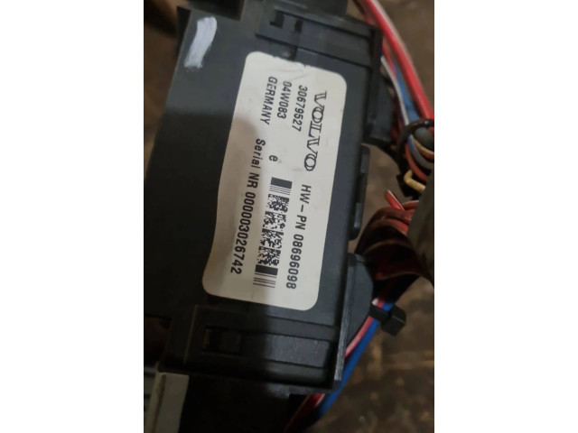   Pojistková skříňka 30679527   Volvo XC70 2004
