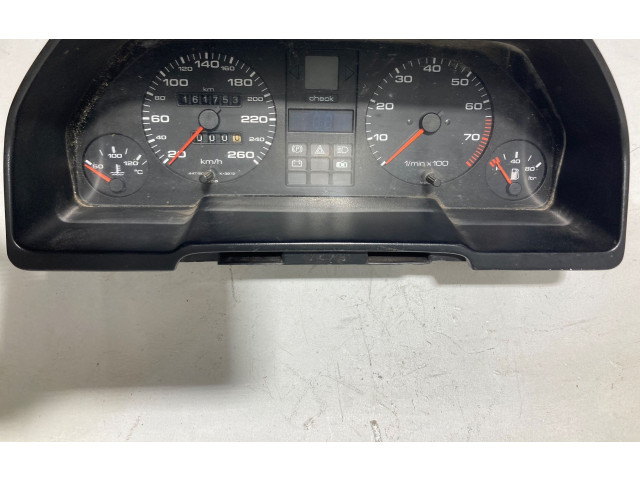 Přístrojová deska  Audi 200 1986 88311079  