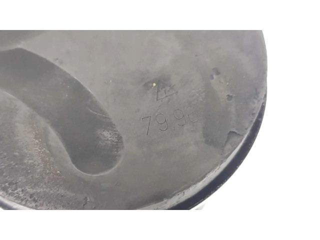 Píst 11252246629   BMW 5 E39  pro naftový motor 2.5  
