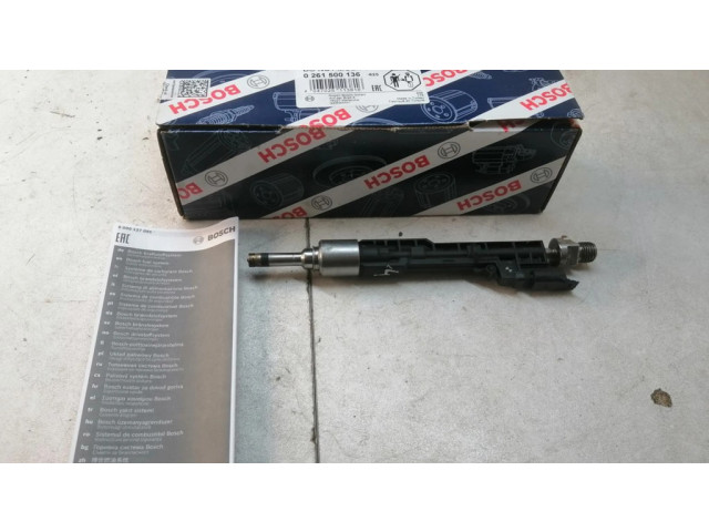Vstřikovač 13647599876, 10213541   BMW M5  pro benzínový motor 4.4  