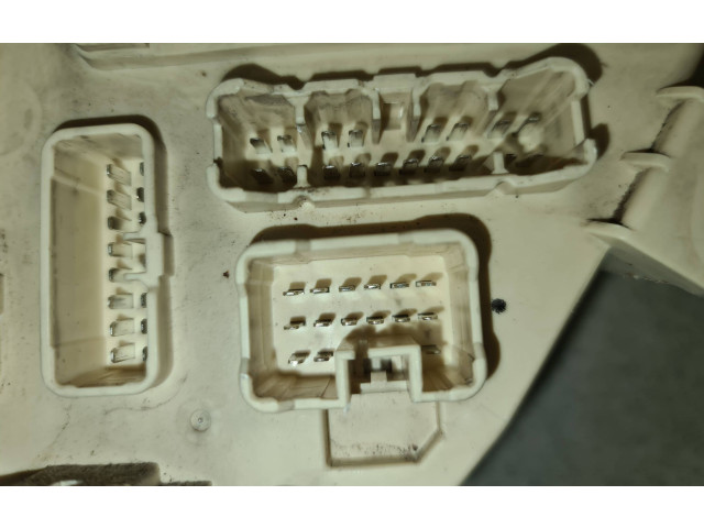   Pojistková skříňka 8273360032   Toyota Land Cruiser (J100) 2001