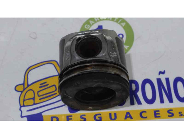 Píst 7701479102   Renault Trafic I  pro naftový motor 2.0  