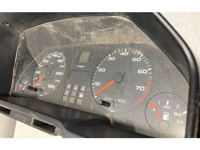 Přístrojová deska  Audi 200 1986 88311079  
