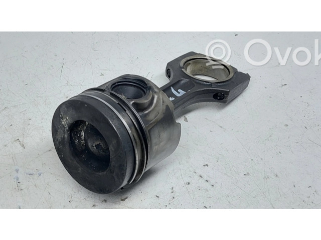 Píst    BMW 7 E65 E66  pro naftový motor 3.0  