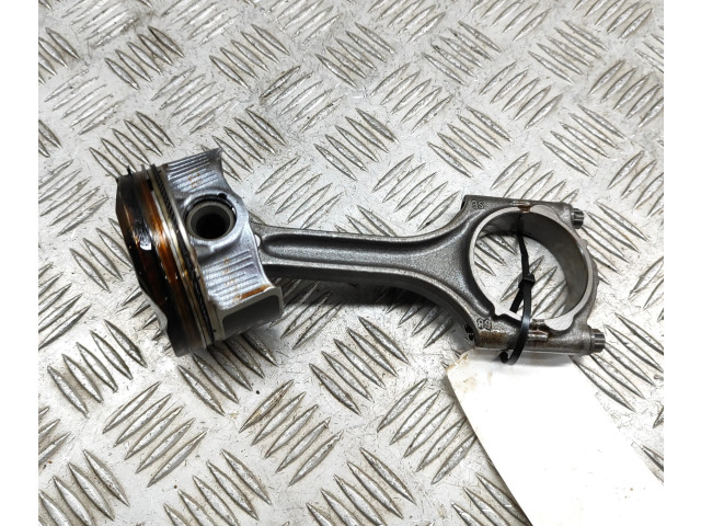 Píst 32298424, 31401957   Volvo XC40    B 4204 T47 