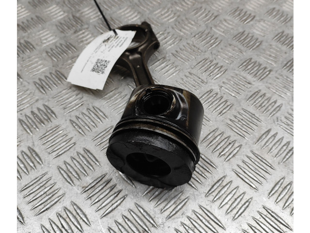Píst 31339996, 31401216   Volvo V60    D 5204 T2 