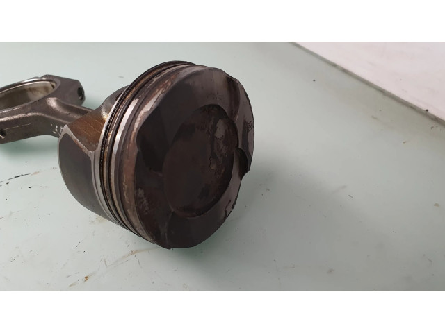 Píst 7624408, 11247624408   BMW 4 F32 F33  pro benzínový motor 2.8 N26 
