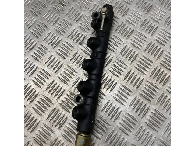 Vstřikovací lišta 8945812010   Toyota Avensis T220  pro naftový motor 2.0  