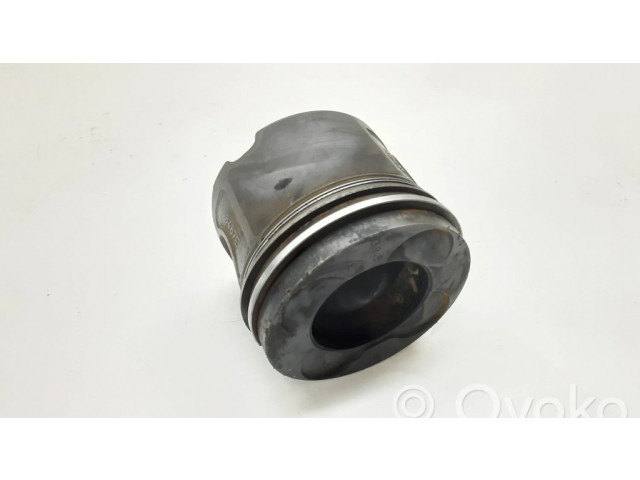 Píst 8487E   BMW 3 E90 E91  pro naftový motor 2.0  