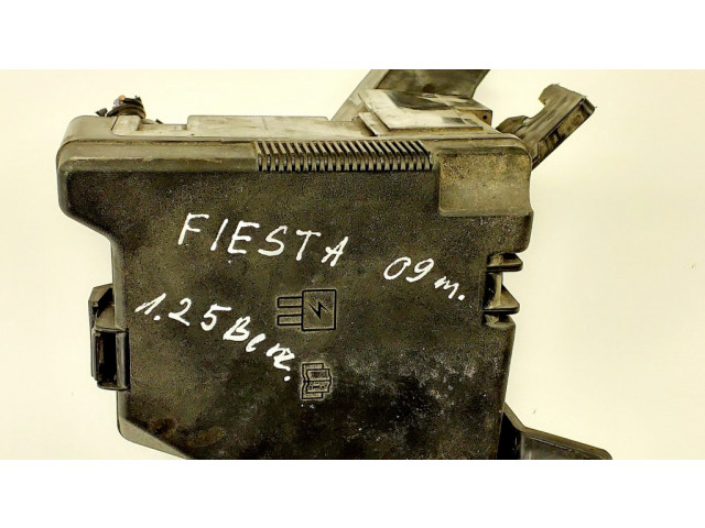 Блок предохранителей  8V5114A075CA, 7154953530   Ford Fiesta    