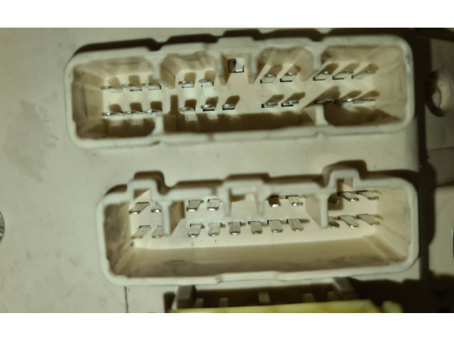   Pojistková skříňka 8273360032   Toyota Land Cruiser (J100) 2001
