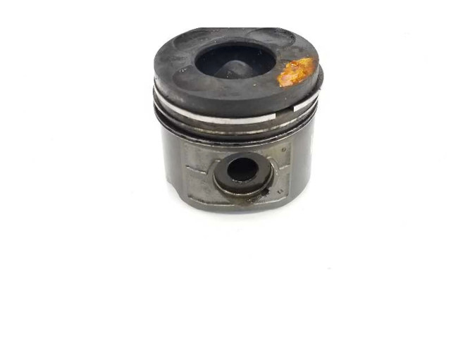 Píst 11252247502   BMW 3 E46  pro naftový motor 2.0  