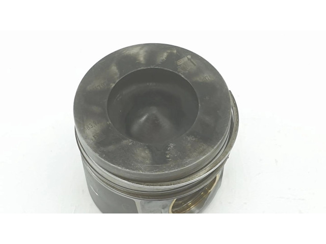 Píst 11258571012   BMW 2 F22 F23  pro naftový motor   