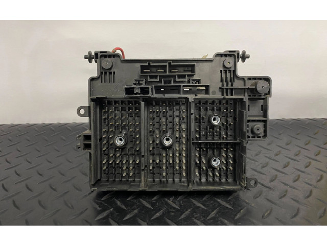   Pojistková skříňka 15216917   Hummer H2 2005