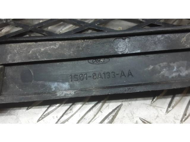 Передняя решётка Ford Fiesta 1995-2000 года 1S618A133AA      